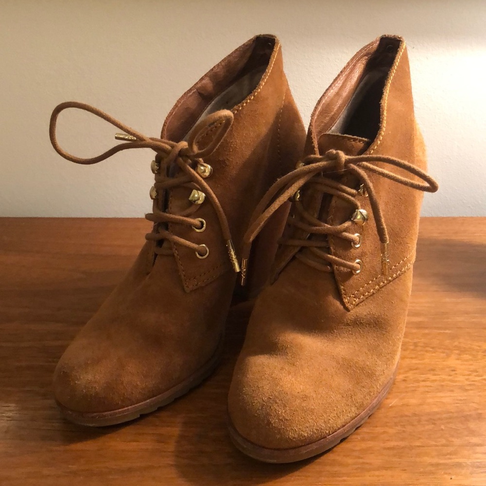 Brown lace up boots by Michael Kohrs!